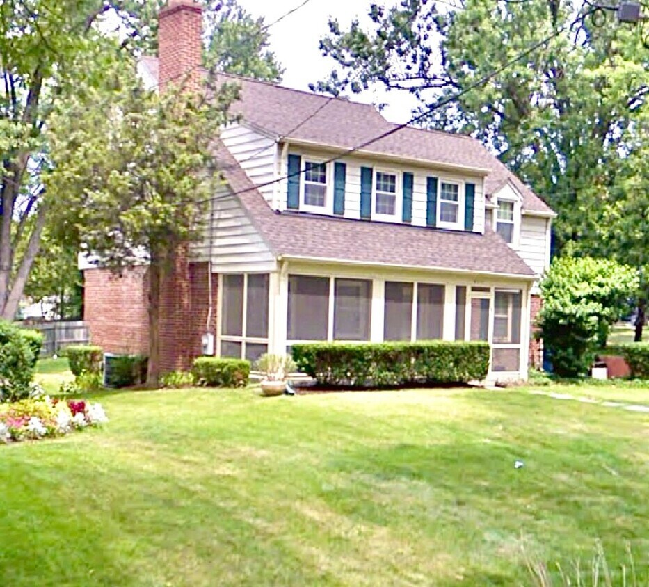 Foto principal - Lovely 4 BR/2.5 BA Single-Family Home in S...