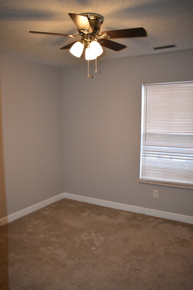 Foto del edificio - 2317 Highland Hill Dr