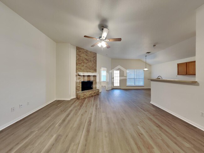 Foto del edificio - 1373 Meadowbrook Ln