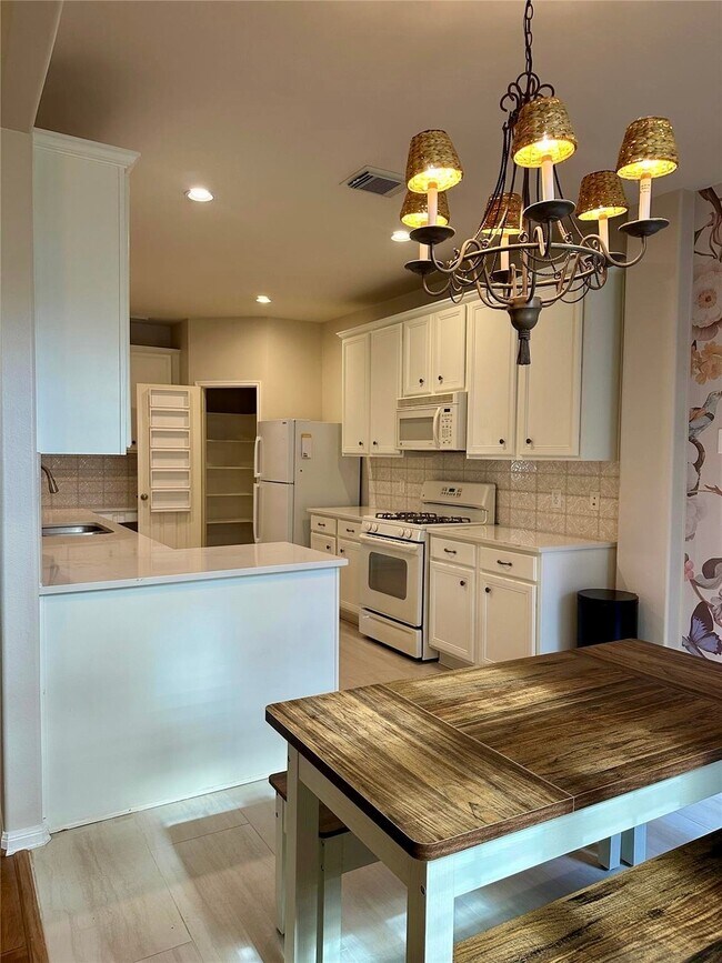 Foto del edificio - 13559 Fawn Lily Dr