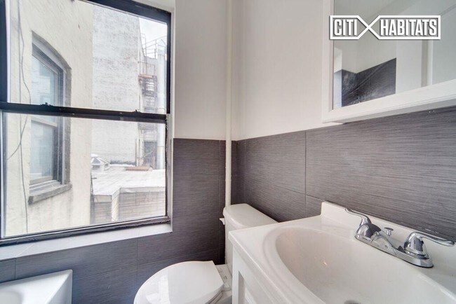 Building Photo - 2377 Belmont Ave
