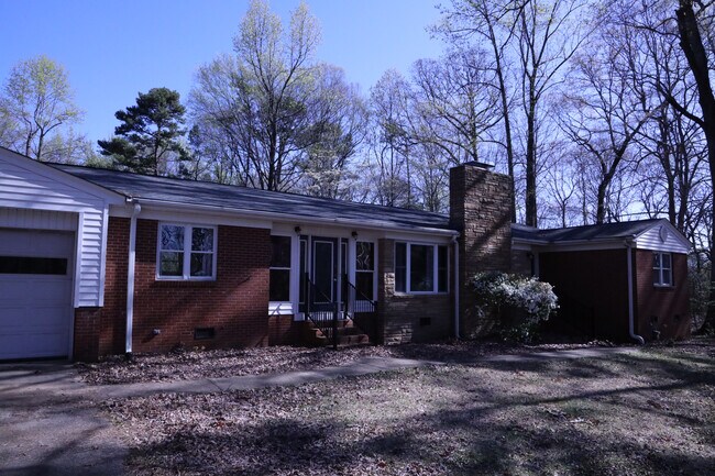 Foto del edificio - Room in Single Family Home on Mineral Springs Rd