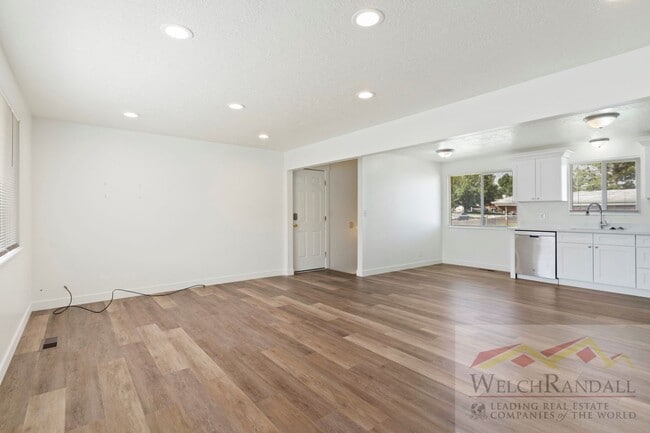 Building Photo - 4 Bedroom 2 Bath Duplex Home in Washington Terrace