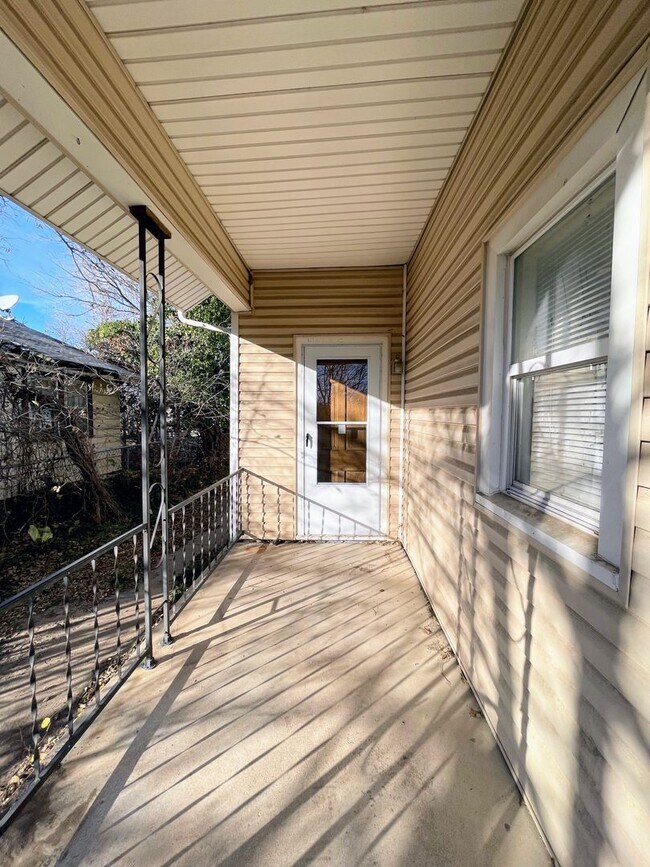 Foto del edificio - 2 Bed 1 Bath with 2-Car Detached Garage