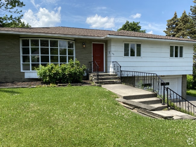 Building Photo - 102 Chaumont Dr
