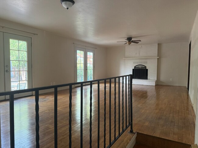 Foto del edificio - Charming 4-Bedroom Cottage Minutes from Do...