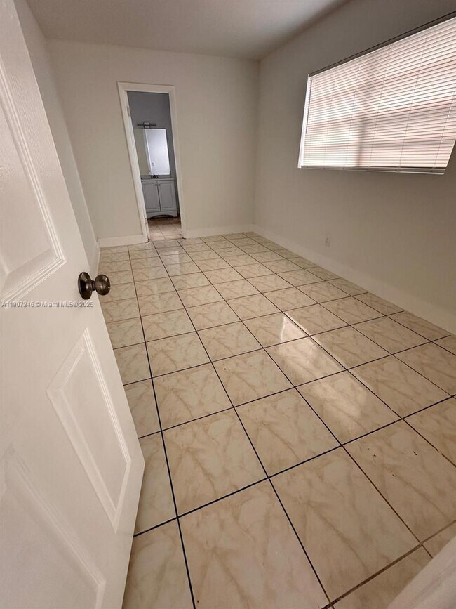 Foto del edificio - 633 NW 20th St