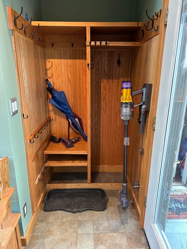 Foto del edificio - 16 Gibbons Ln