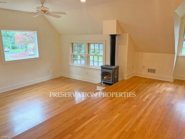 Building Photo - 2 br, 1.5 bath House - 12 Hemlock Rd