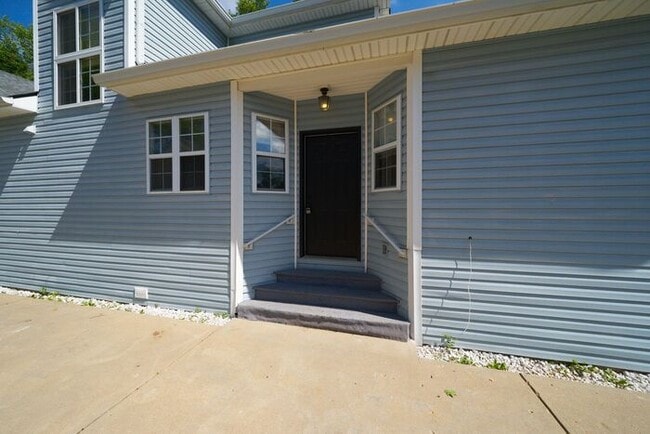 Building Photo - 4 Bedroom in Carmel