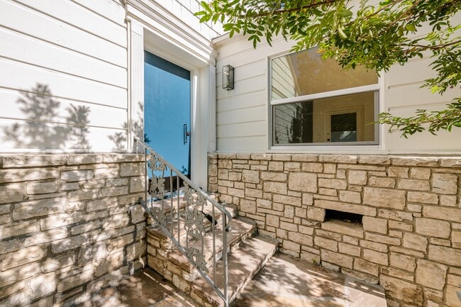 Building Photo - 1312 Larrabee St