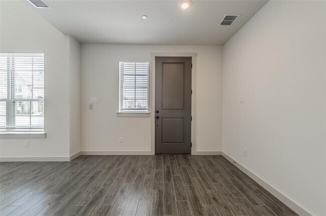 Foto del edificio - 2736 Shelby Dr