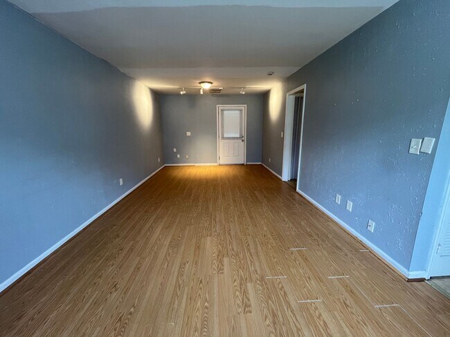 Building Photo - AVAILABLE NOW! Cute 2 bedroom duplex in co...