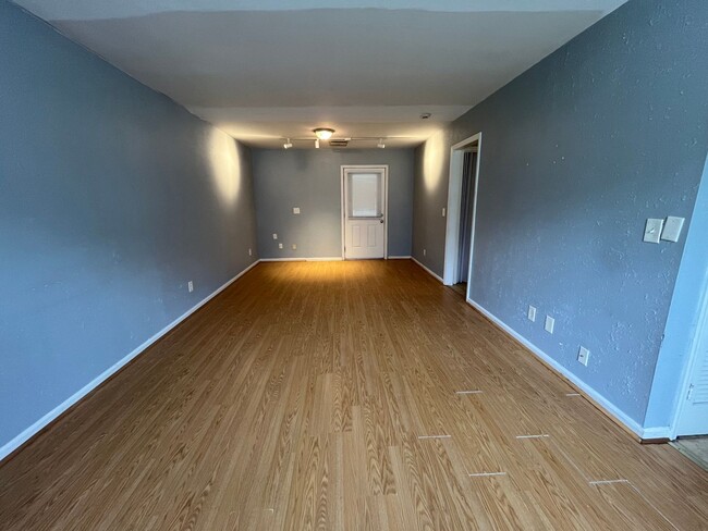 Foto del edificio - AVAILABLE NOW! Cute 2 bedroom duplex in co...