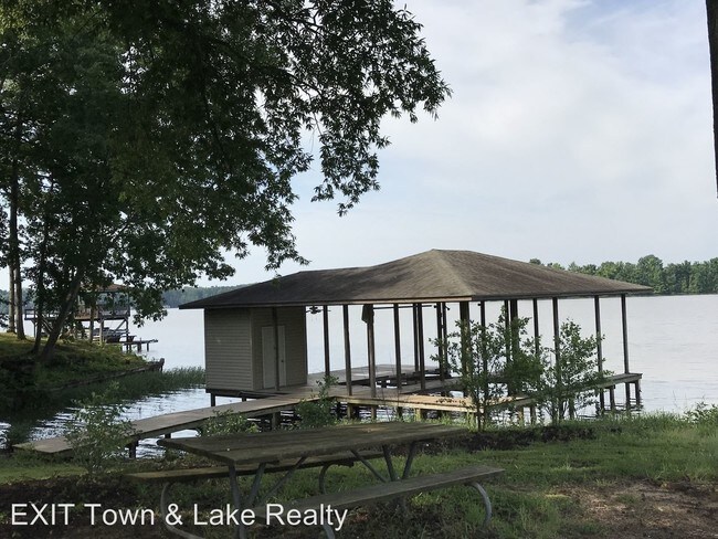 Building Photo - 3 br, 2 bath House - 923 River Rd.