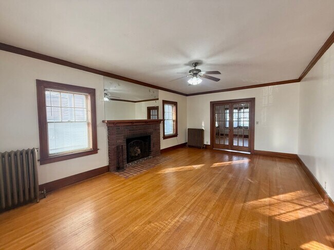 Building Photo - Massive 4 Bedroom, 2 Bath Brick Home