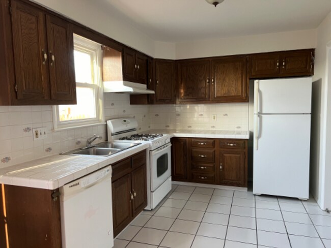 Building Photo - 505 E Linden St