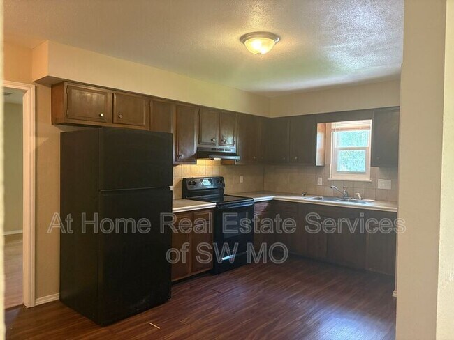 Foto del edificio - 1125 S Lone Pine Ave
