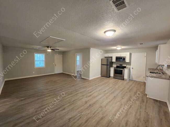 Building Photo - 727 W Creek Cir