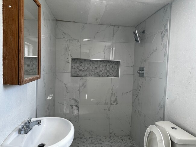 Upstairs bathroom - 1403 E Monte Vista Ave