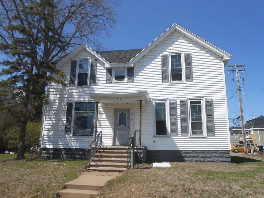 Foto principal - Nice 4 Bed 1 Bath close to UWEC and Water St! Available June 1st
