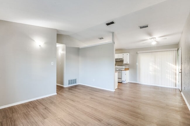 Building Photo - 2326 Newbury Dr