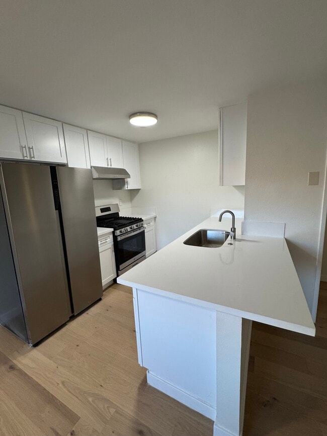 rincón de desayuno en la encimera de la cocina - 4633 Marine Ave