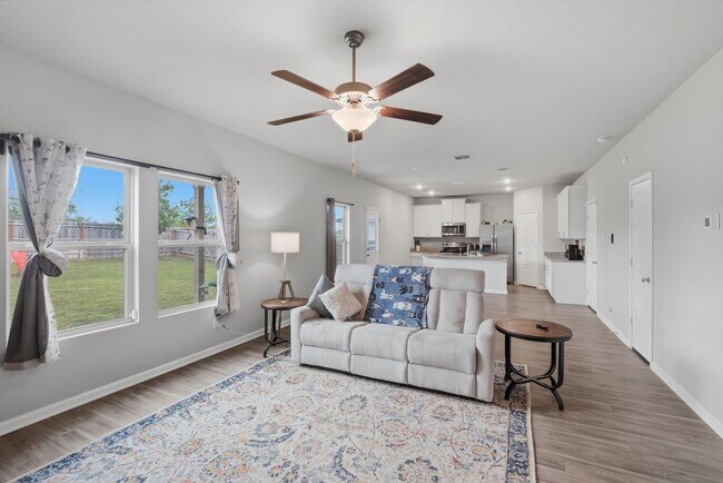 Foto del edificio - Bright & Airy Living Near Lackland AFB