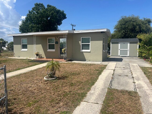 Foto del edificio - Port Charlotte 3/1 with fenced in yard and shed.