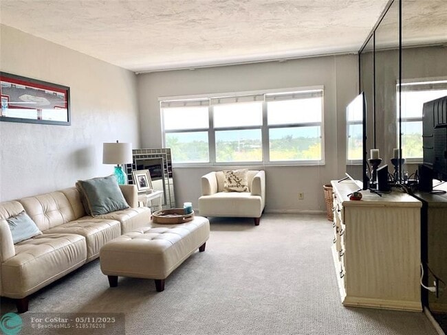 Building Photo - 2555 NE 11th St