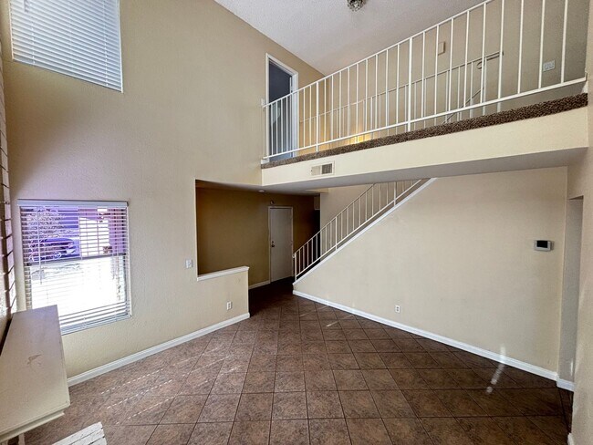 Foto del edificio - Spacious 3BED/3BATH Two story home located...