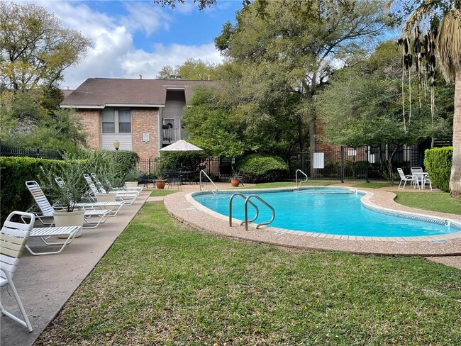 Building Photo - 3839 Dry Creek Dr