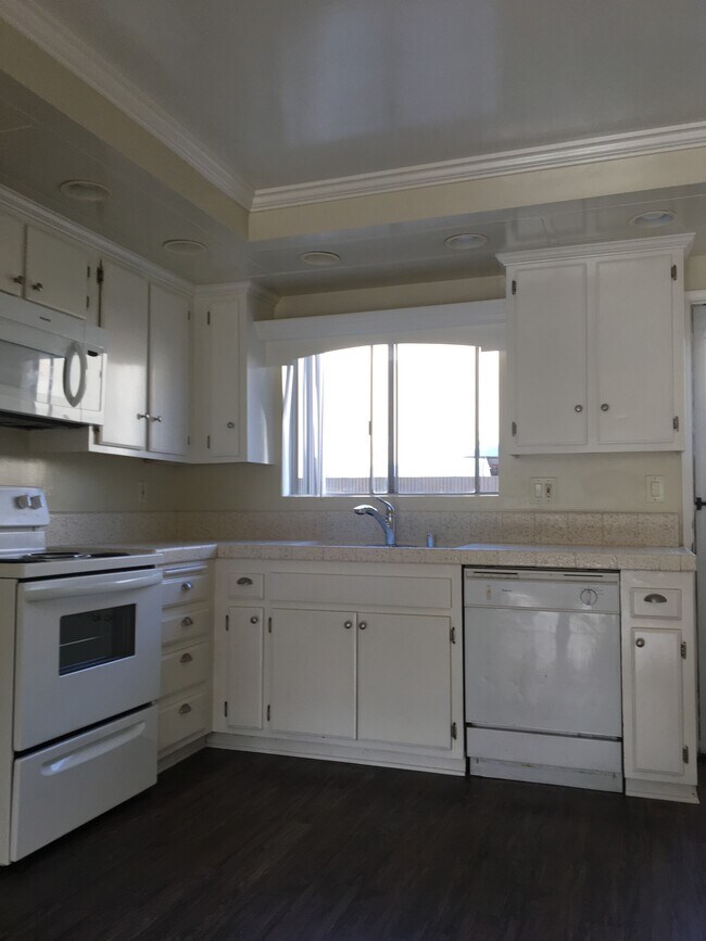 Kitchen - 2600 Graham Ave