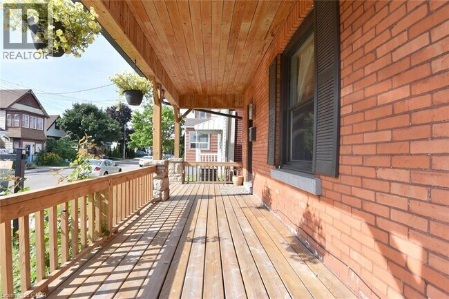 Building Photo - 215 Rosslyn Ave N