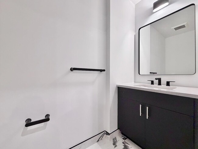 Building Photo - 375 Monmouth St