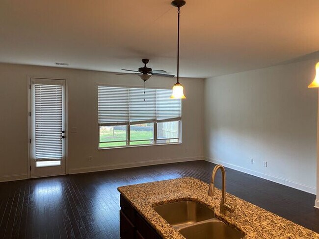 Building Photo - 3/2.5 Townhome in TollGate Village!