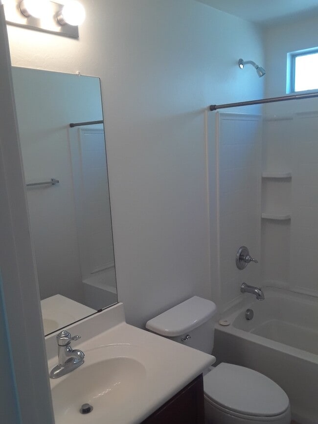 Building Photo - 3 Bedroom - 2.5 Bath - 1605 Sq Ft - Rancho Sahuarita Community - Sahuarita