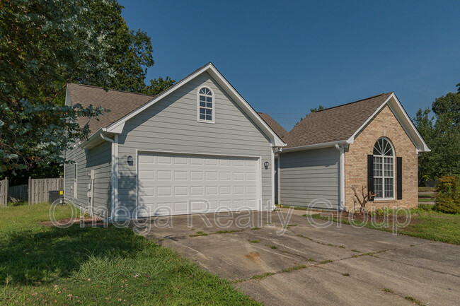 Building Photo - 400 Cedar Grove Ln