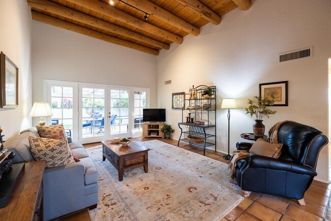Foto del edificio - 3121 E Claremont Ave