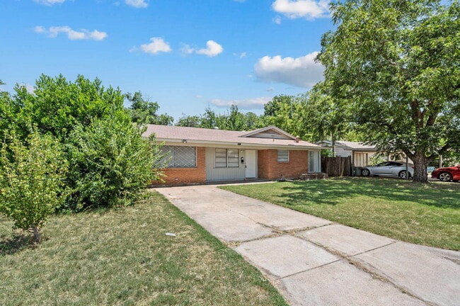 Spacious 4 Bedroom Home with Expansive Living Areas in a Convenient Location - Spacious 4 Bedroom Home with Expansive Living Areas in a Convenient Location