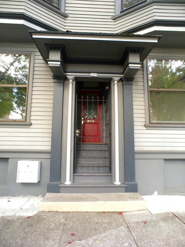 Private Entrance - 333 NW 17th Ave