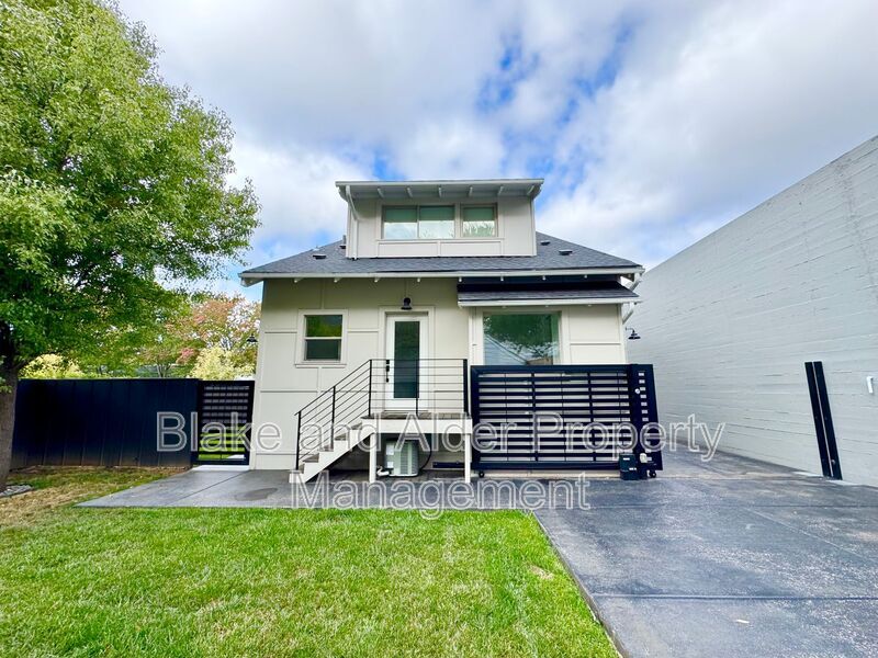 Foto principal - 3556 NE Sandy Blvd