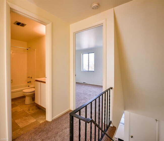 Building Photo - 2 br, 1 bath Townhome - 20 Hillcrest Dr