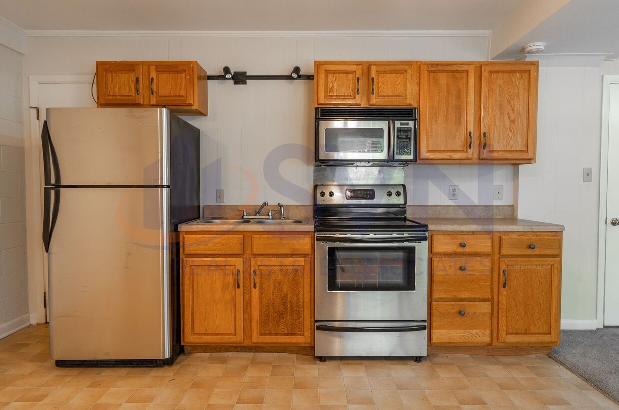 6-Bedroom Home with Finished Basement - 6-Bedroom Home with Finished Basement. Com...