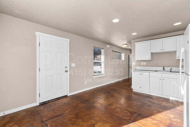 Foto del edificio - 728 NW Newport Ave
