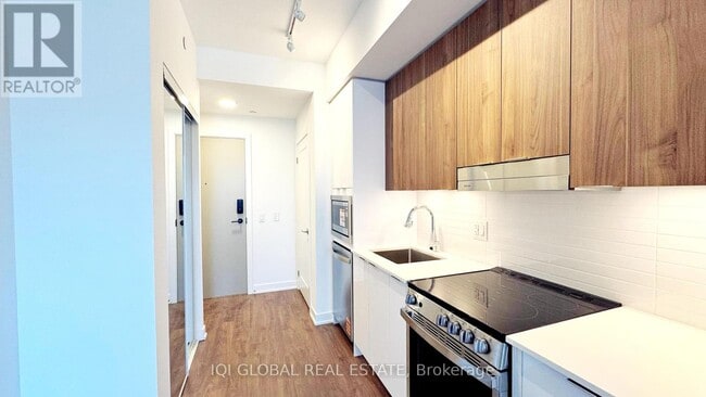 Building Photo - 5105 Hurontario St