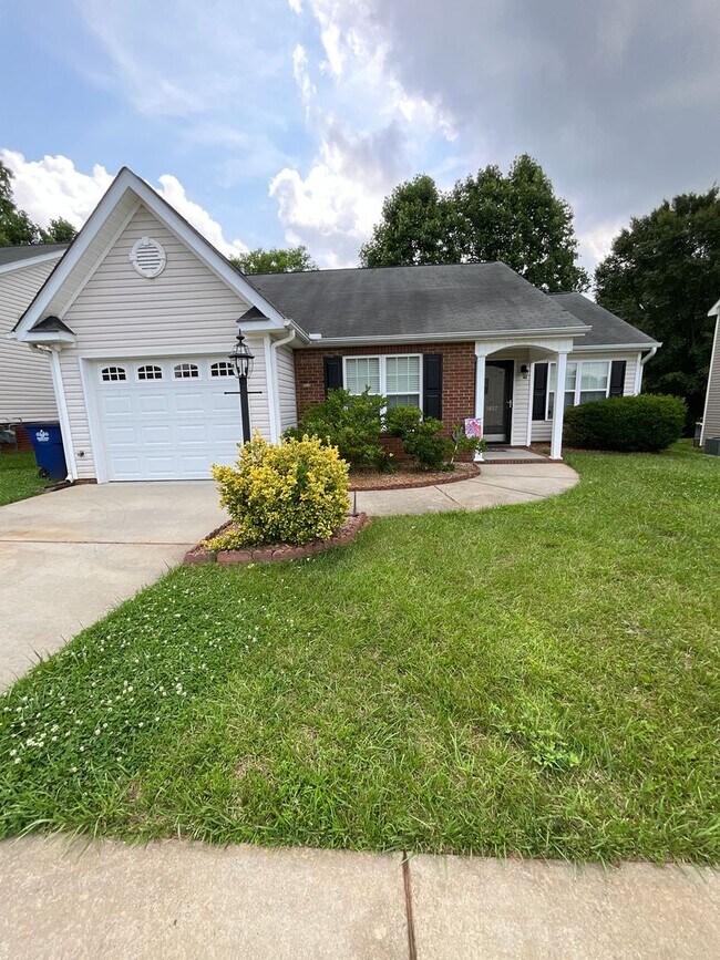 Foto del edificio - Charming One level 3/2 Home in Oakhurst in...