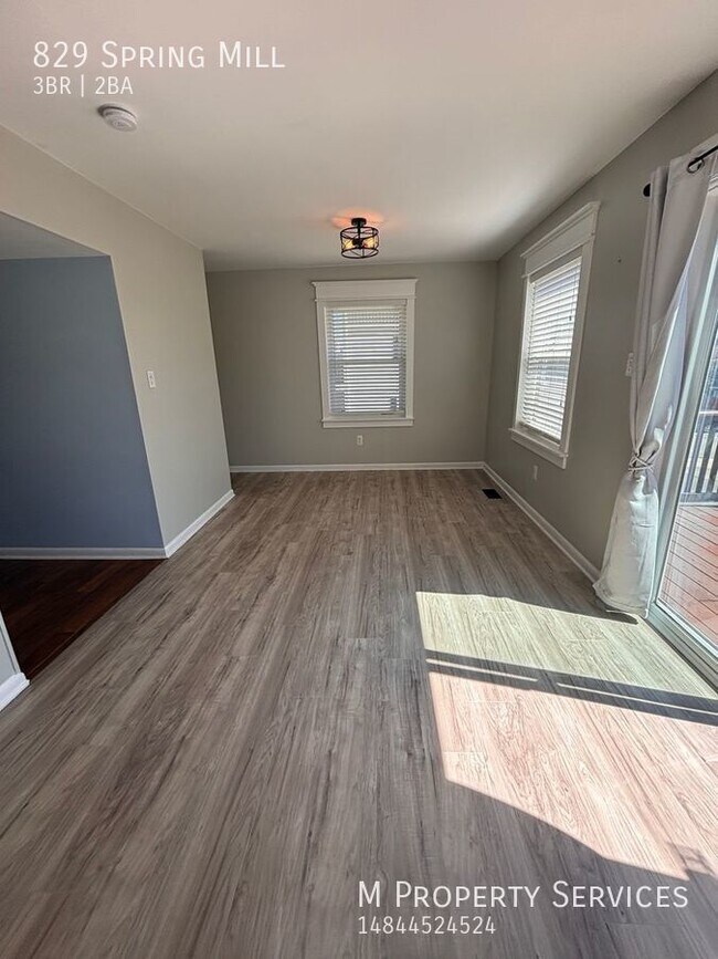 Building Photo - Charming 3BR/1.5BA End Unit Townhome in Co...