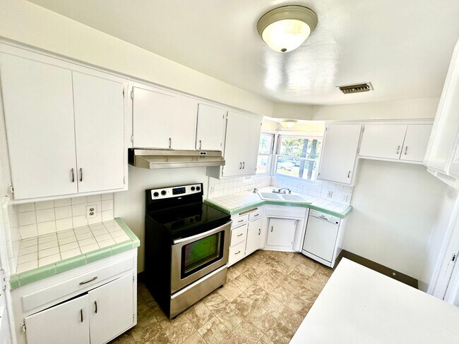 Foto del edificio - Single Family Home w/Backyard - 3 Bed/1 Bath