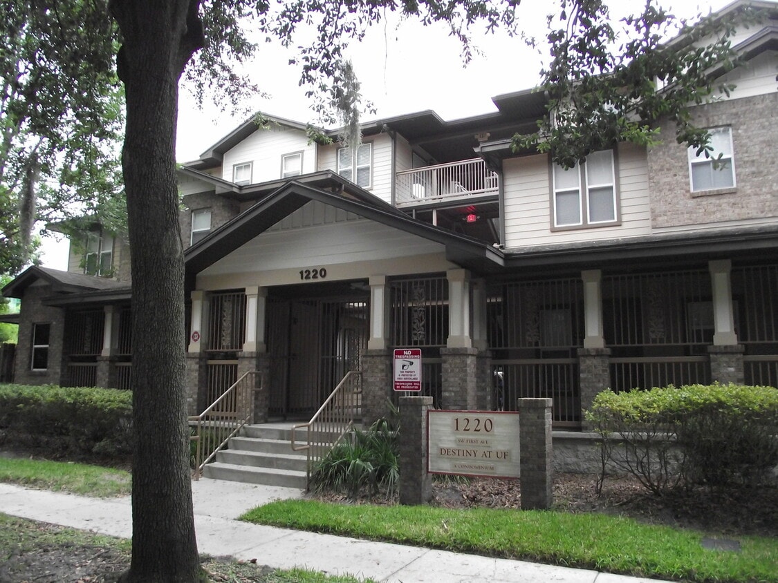 Walk to UF from this 1/1! - Walk to UF from this 1/1!